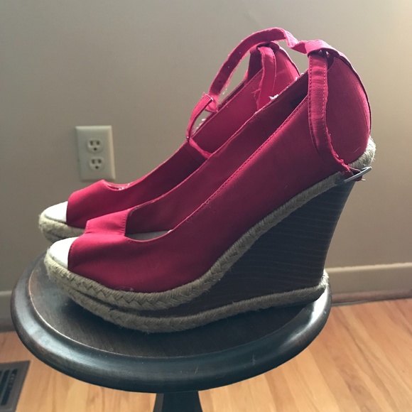 Red Fabric Platform Heel Peep Toes with Ankle Strap - size 9 - Picture 3 of 7